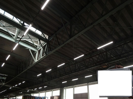 北足立市場青果棟卸売場照明器具取替工事 施工写真2
